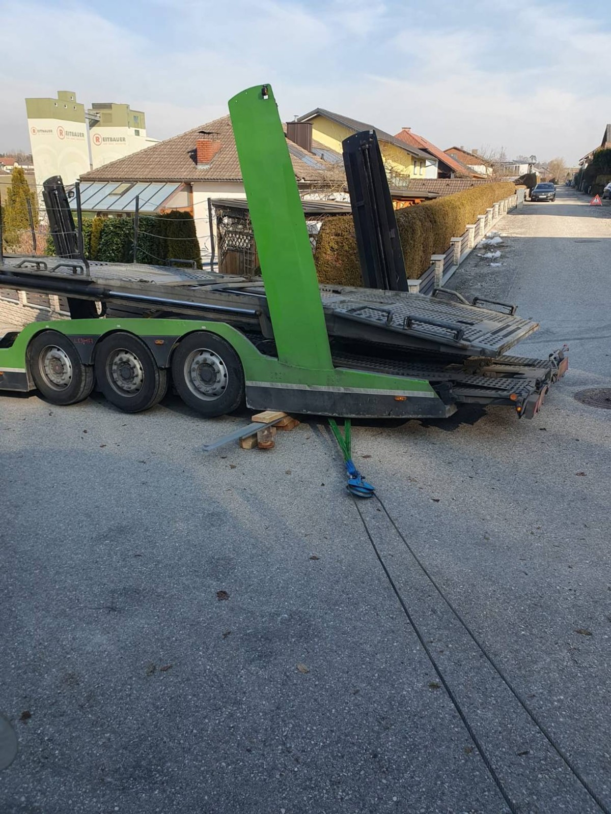 Strażacy odblokowali zablokowaną ciężarówkę w ciasnej uliczce w Austrii