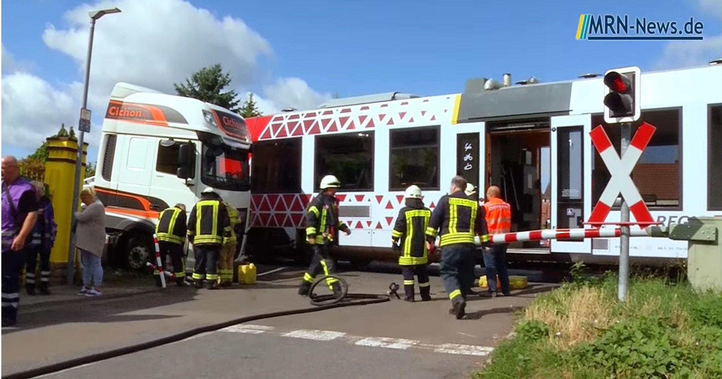 Zderzenie polskiej ciężarówki z niemieckim pociągiem na przejeździe w Bockenheim