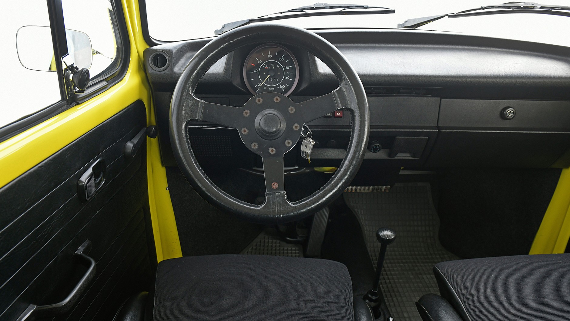 Volkswagen Garbus GSR (1973 r.) miał sportową kierownicę i sportowe fotele produkowane przez Volkswagena