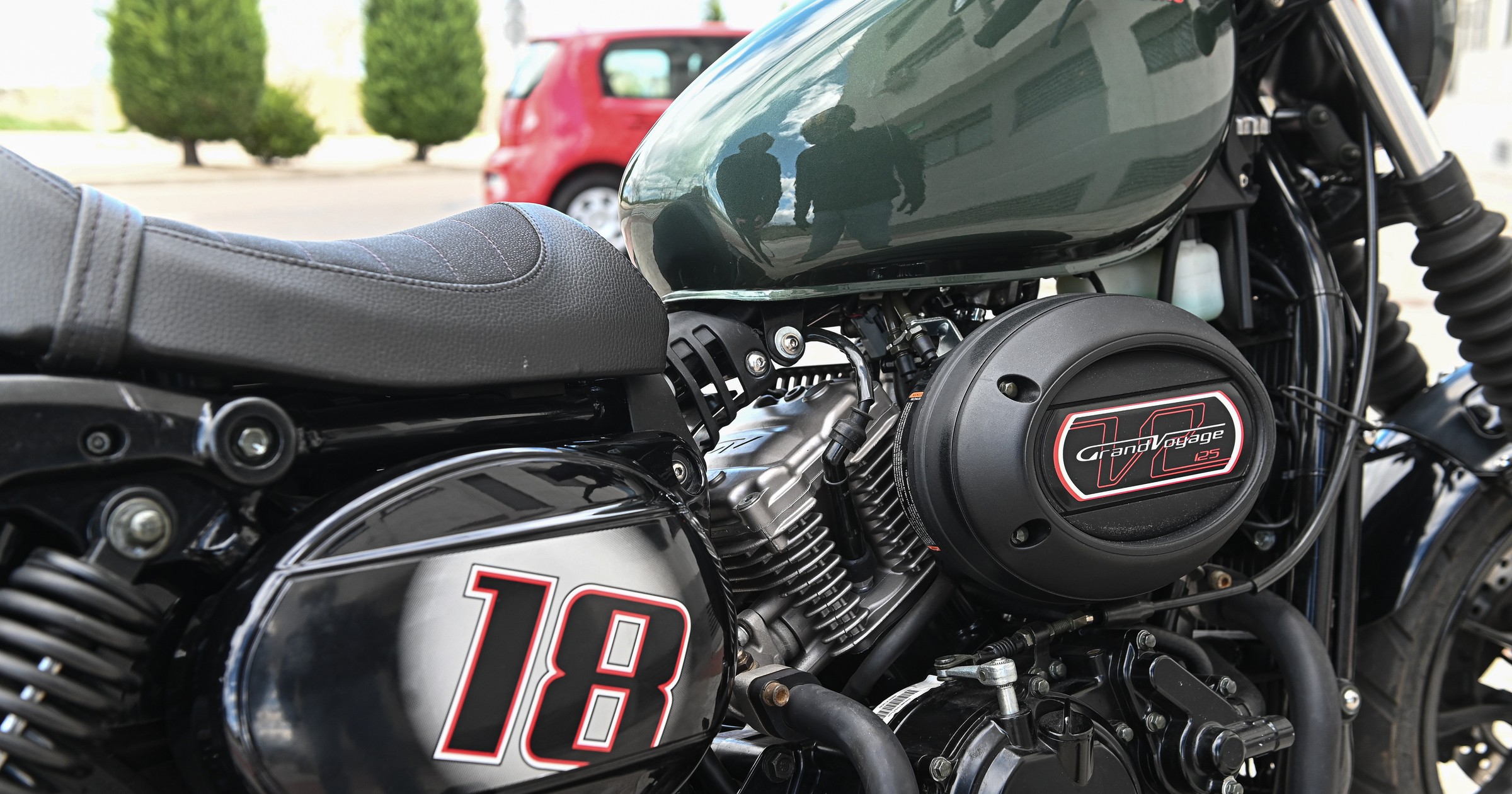 Motocykle klasy 125 coraz częściej wyglądają jak poważne maszyny i tak też jeżdżą.