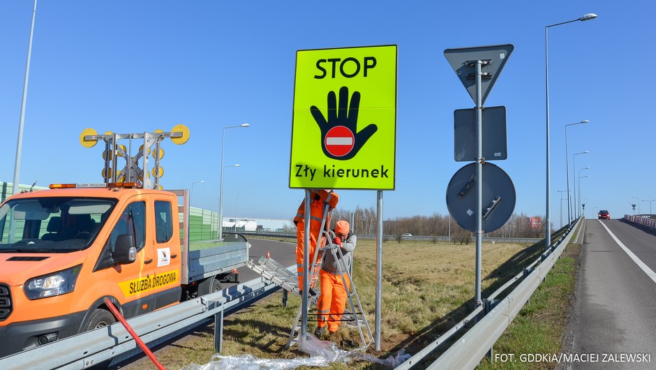 Jazda pod prąd. Znak "STOP Zły kierunek" - zdjęcie ilustracyjne