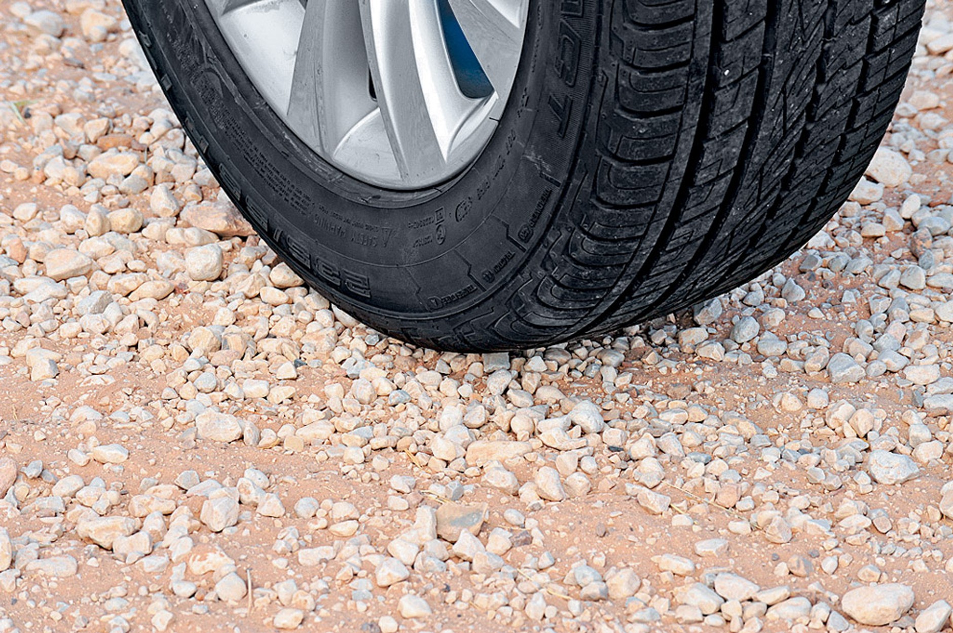 Test opon letnich w rozmiarze 255/55 R 18: jakie gumy kupić do SUV-a