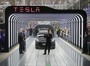 Ile można zarobić w gigafabryce Tesli pod Berlinem? Elon Musk rekrutuje Polaków
