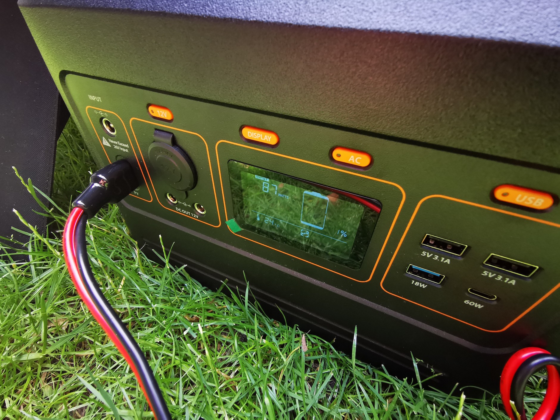 Lodówkę można podłączyć do gniazdka 230V albo do gniazda 12V