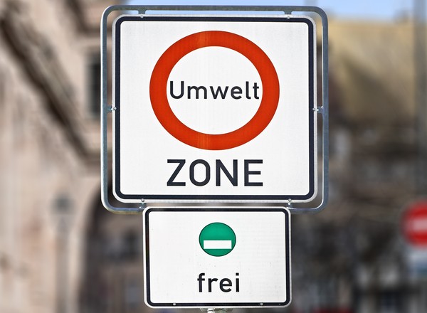 Bez tej nalepki zapłacisz wysoki mandat. Jak się przygotować do wyjazdu do Niemiec?