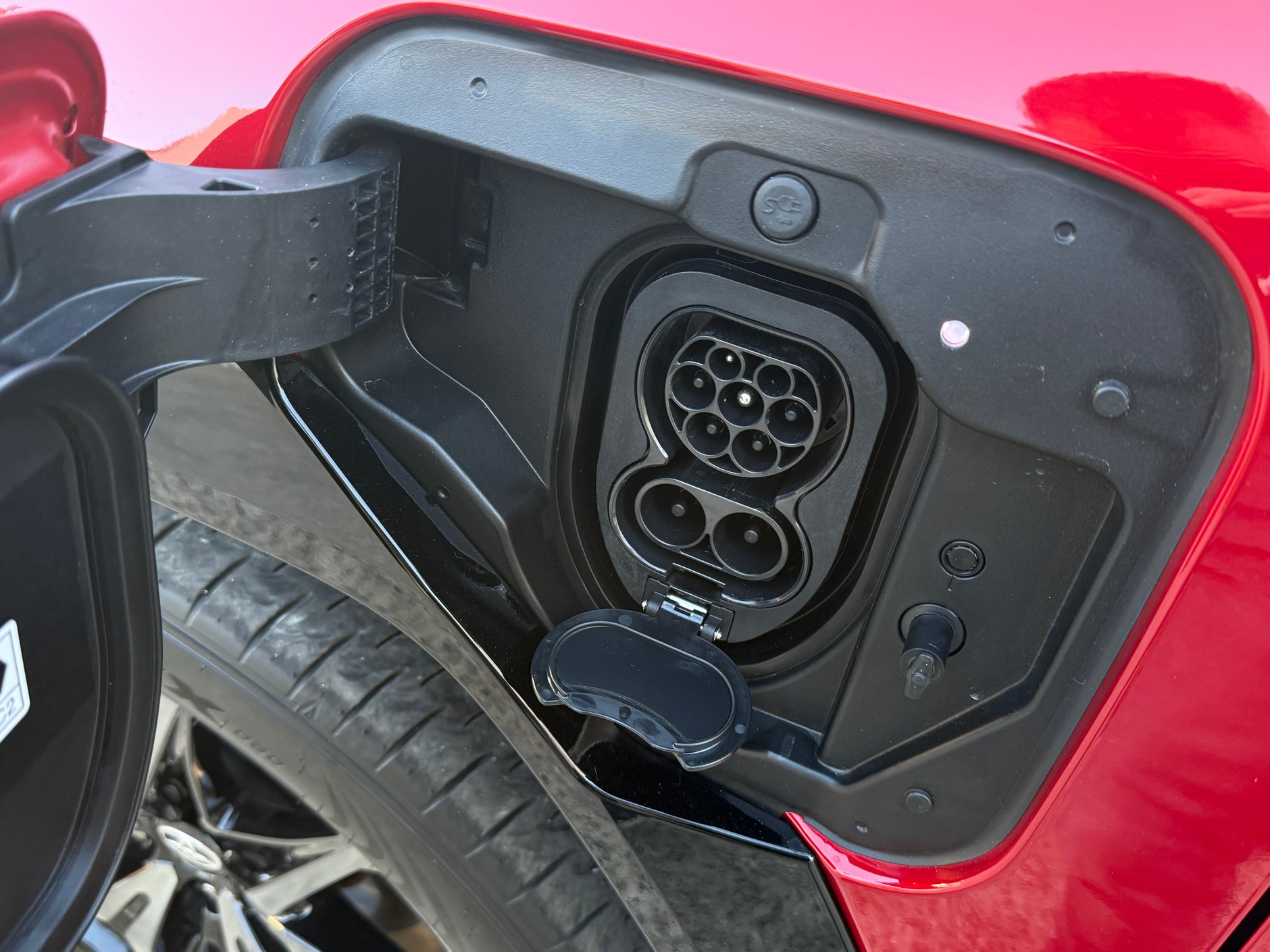 Nową Toyotę RAV4 w wersji plug-in można łądować prądem stałym na szybkiej ładowarce. Przyjmuje do 50 kW