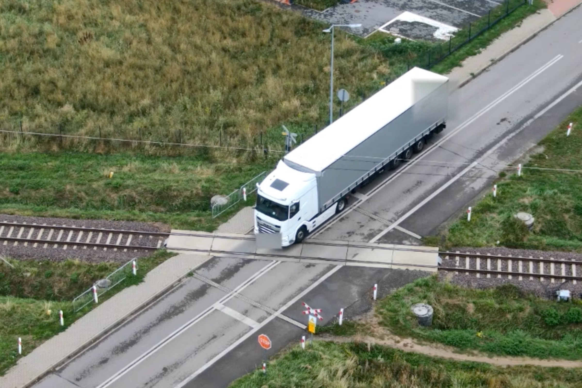 Policyjny dron nad przejazdami kolejowymi. Aż 25 mandatów w kilka godzin