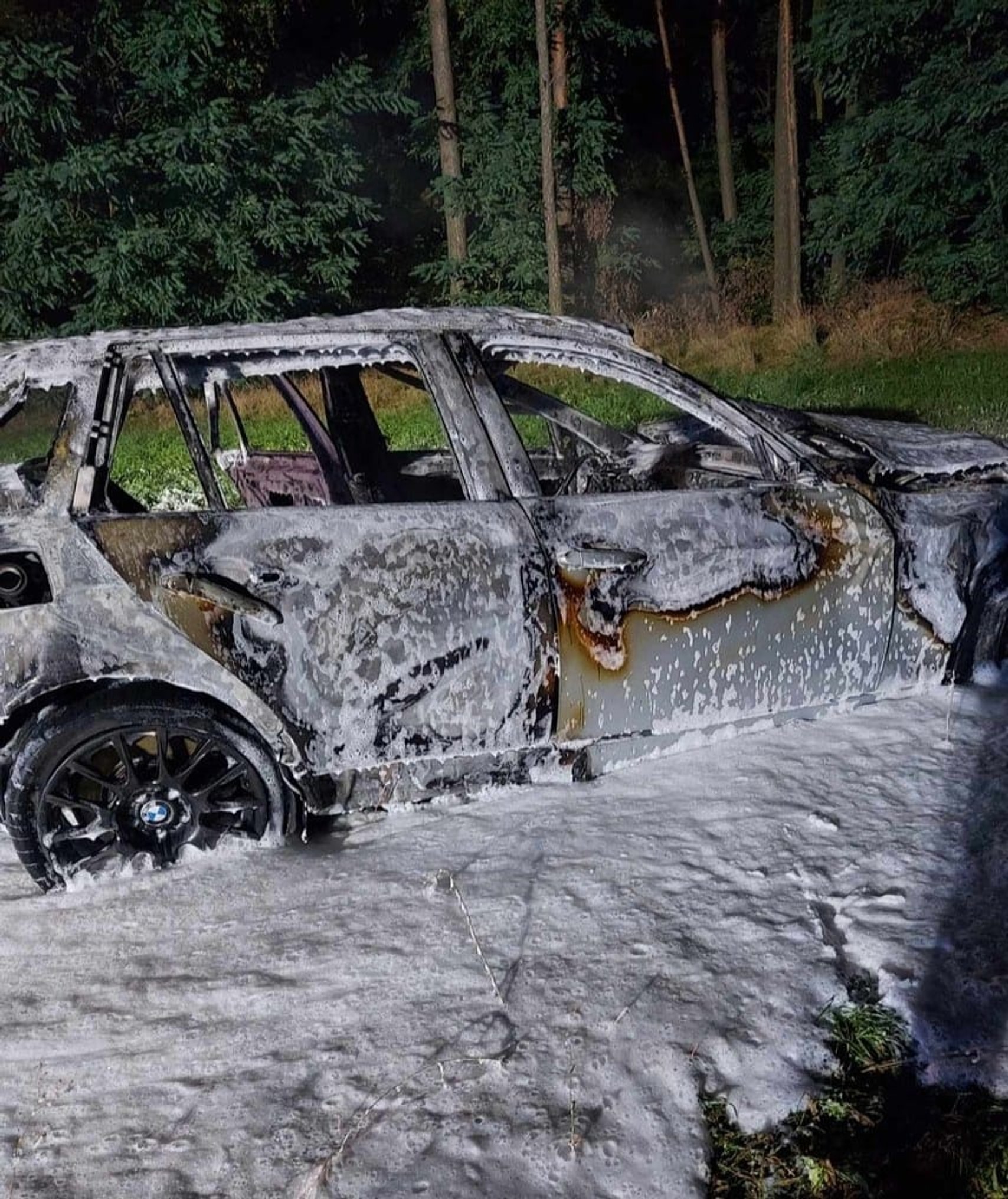 Po wypadku BMW prowadzone przez 19-latkę spłonęło