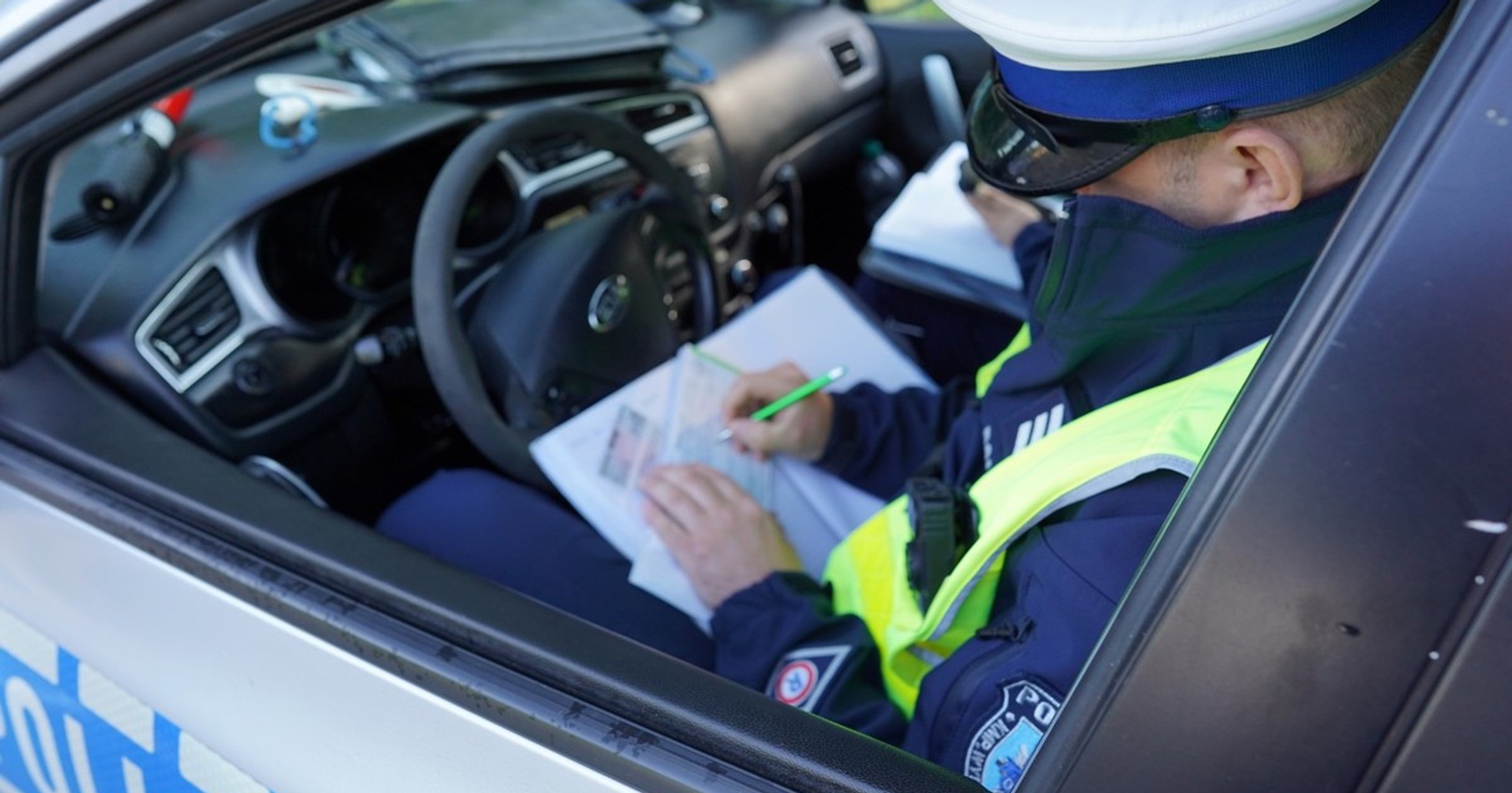 Policjant wystawiający mandat