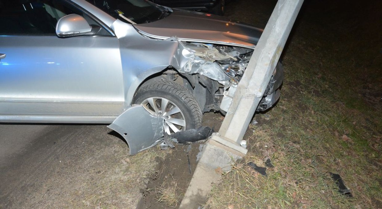 Pijana wjechała w latarnię. Na miejsce wróciła z trzeźwą znajomą