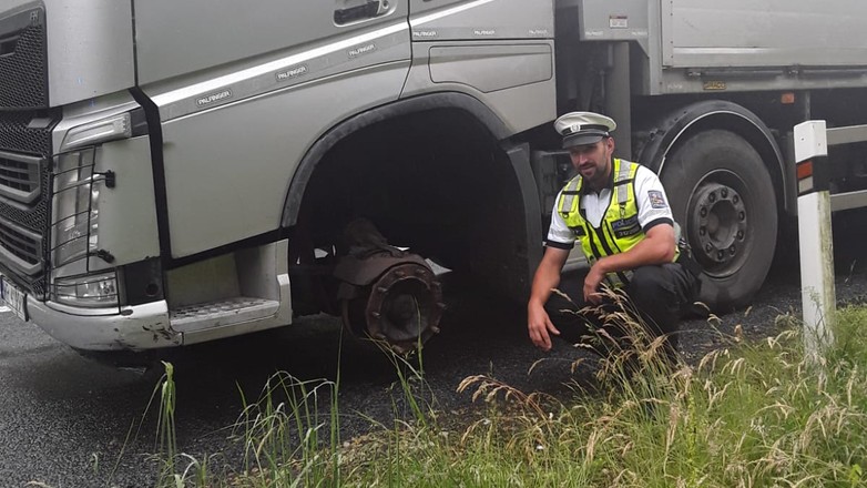 Jechał ciężarówką bez przedniego koła