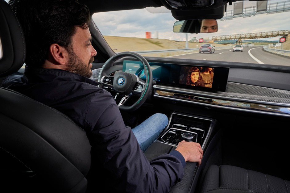 BMW jest w stanie legalnie jechać z kierowcą niepatrzącym na drogę