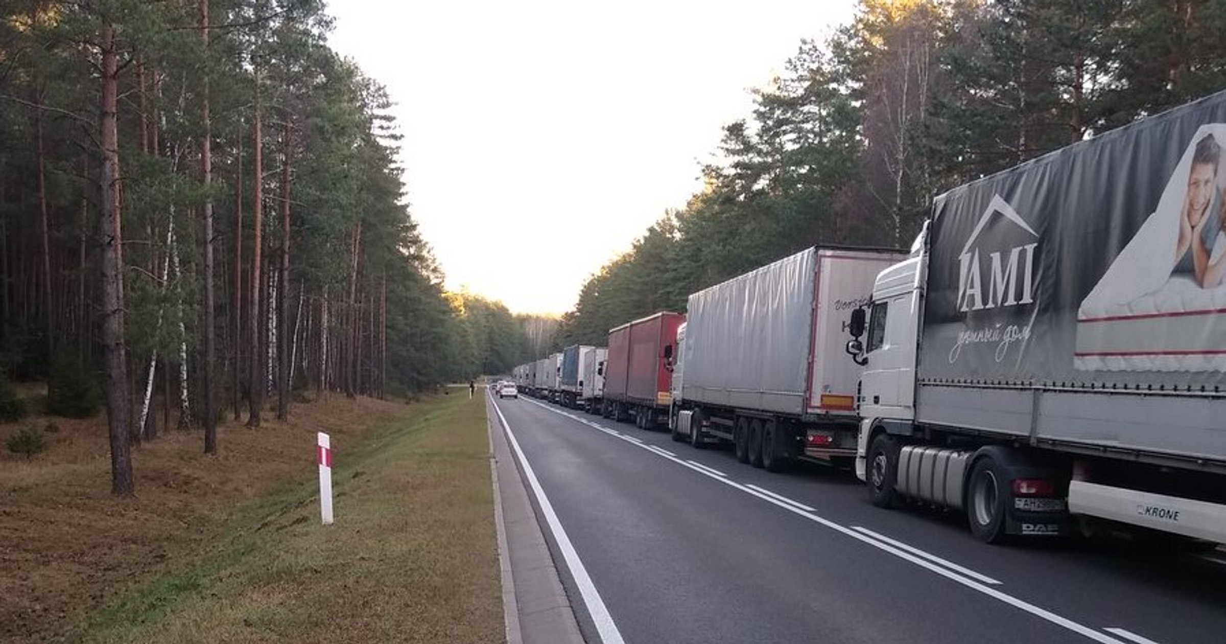 Kolejki TIR-ów na granicy polsko-białoruskiej