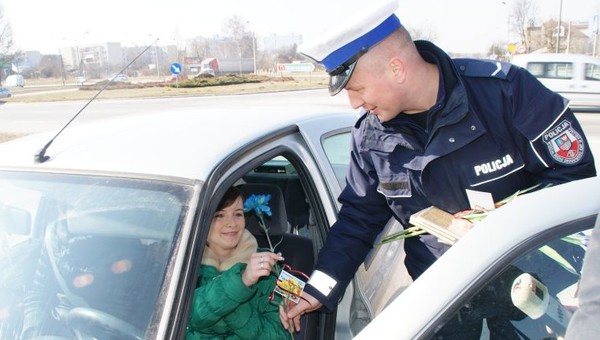 Policja rozdawała kwiatki