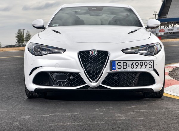 Czy BMW jeździ lepiej niż Alfa Romeo? Co częściej się psuje? Sprawdziliśmy używane BMW serii 3 i Alfę Romeo Giulię
