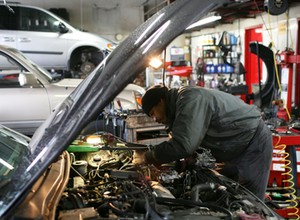 Jak bezpiecznie kupować używane części samochodowe? Motoryzacyjny poradnik