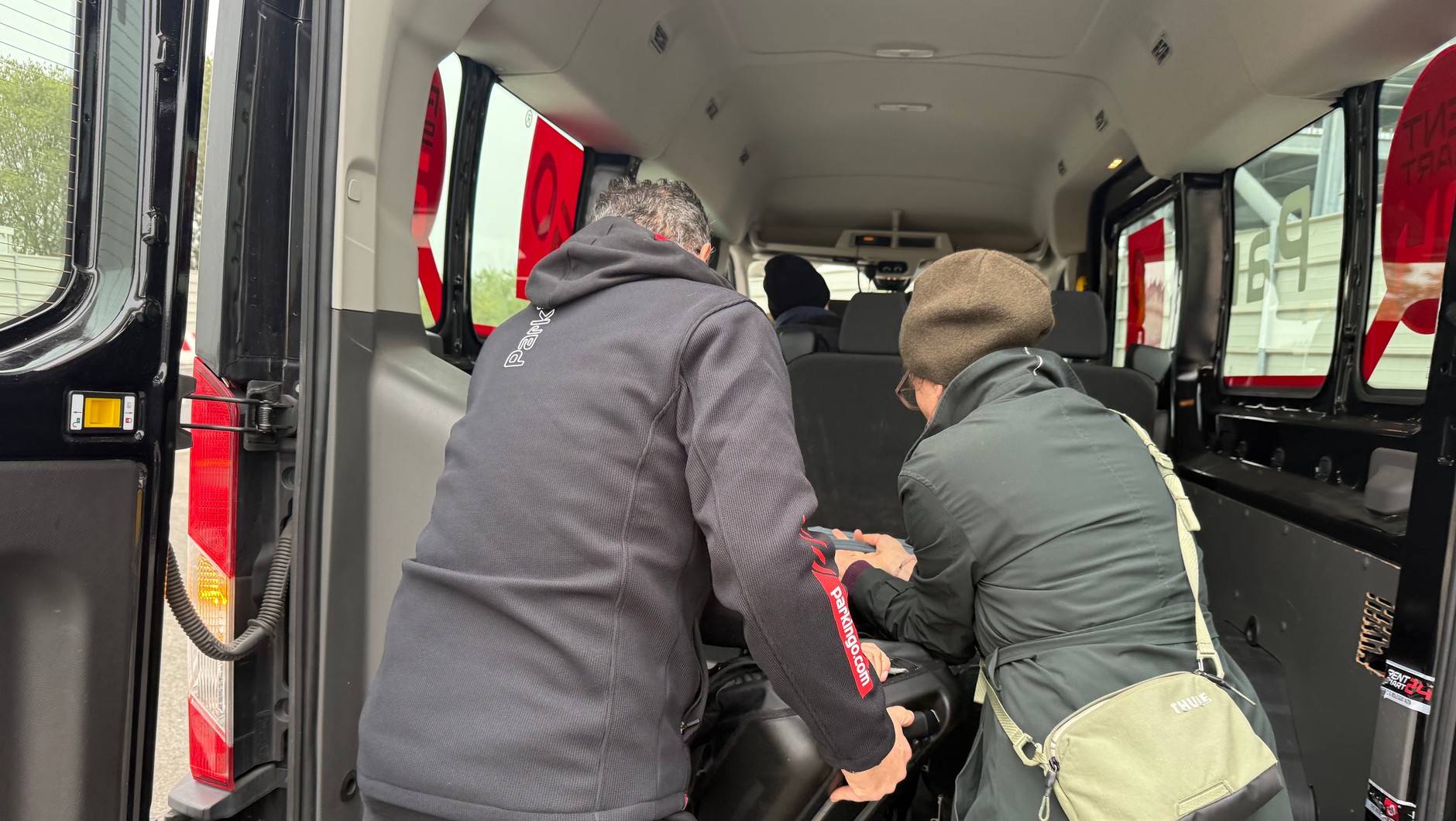 W końcu znaleźliśmy bus, który wozi klientów z lotniska do wypożyczalni, która niby też jest na lotnisku