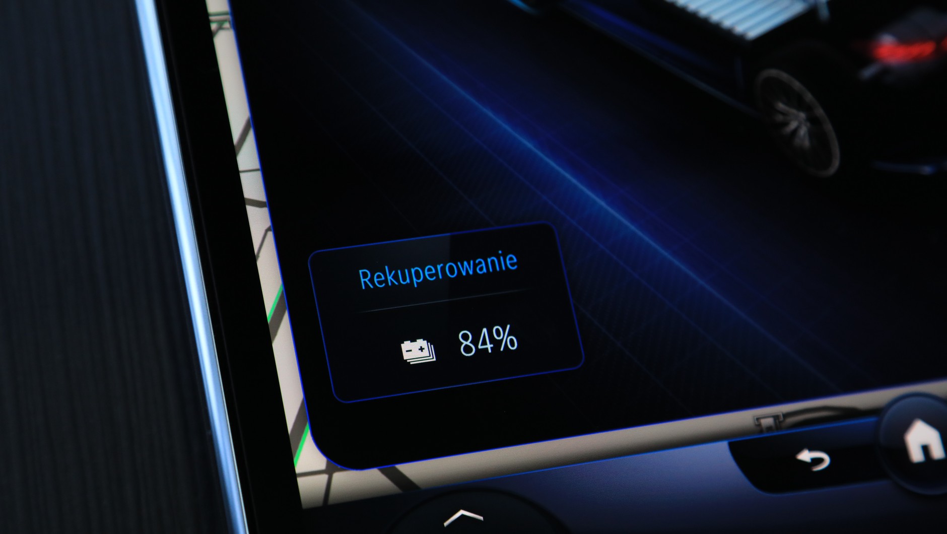Silniejsza rekuperacja pozwala oszczędzać energię. Średnie zużycie prądu w teście to 21,8 kWh/100 km.