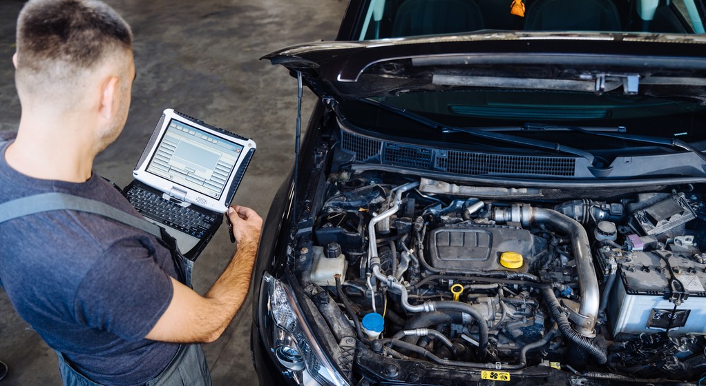 Samochód używany w warsztacie u mechanika - zdjęcie ilustracyjne