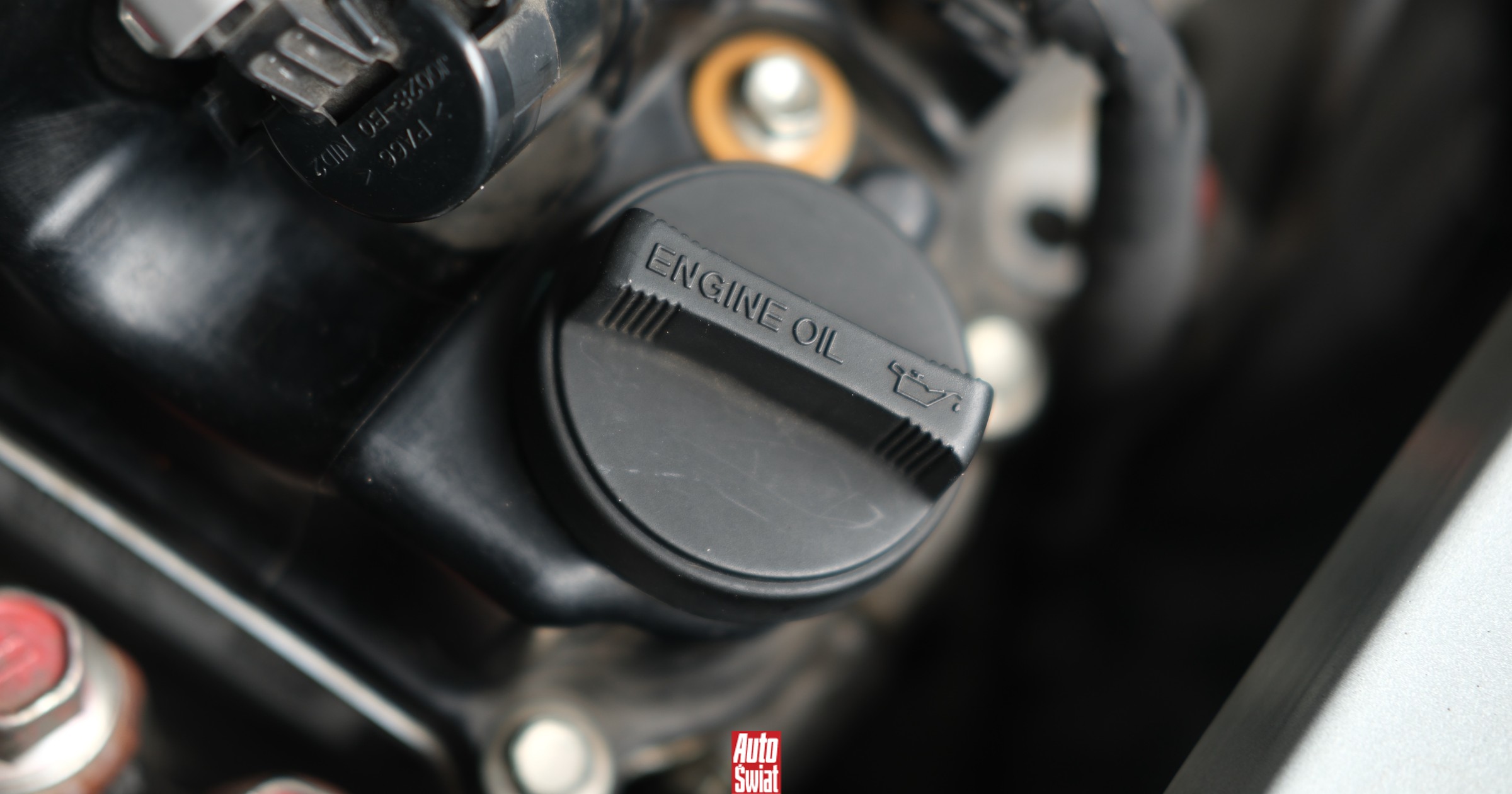 Kiedy wymienić olej silnikowy? Lepiej posłuchać mechanika niż producenta samochodu