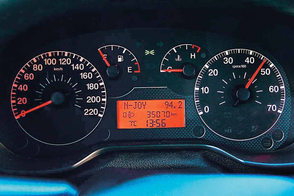 Jeśli motor dopiero co został uruchomiony, to jedźmy spokojnie, nie wprowadzajmy go na zbyt wysokie obroty i dajmy się rozgrzać