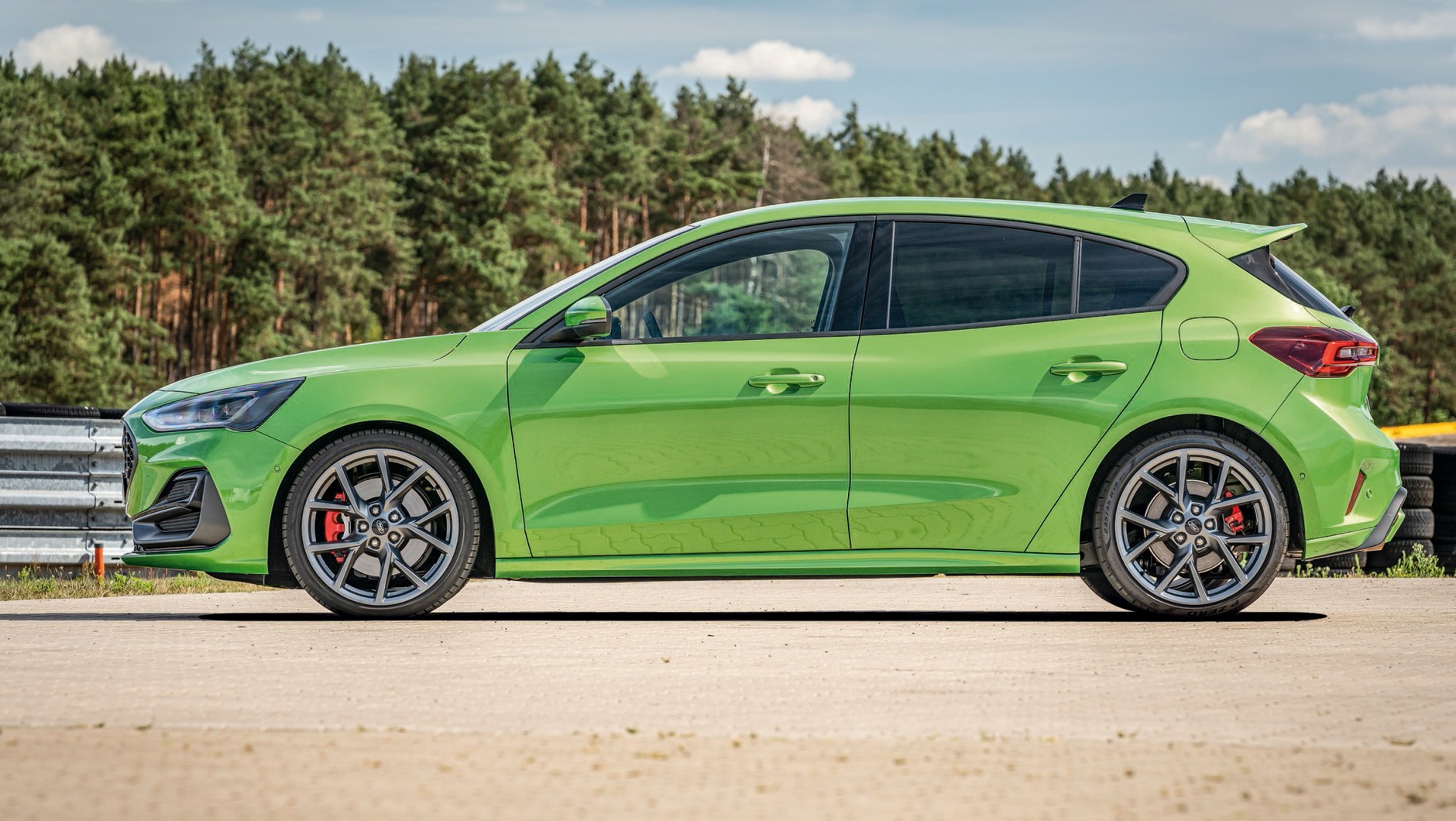 Ford Focus ST ma długość 4,39 metra, a osie są oddalone od siebie o 2,7 metra.