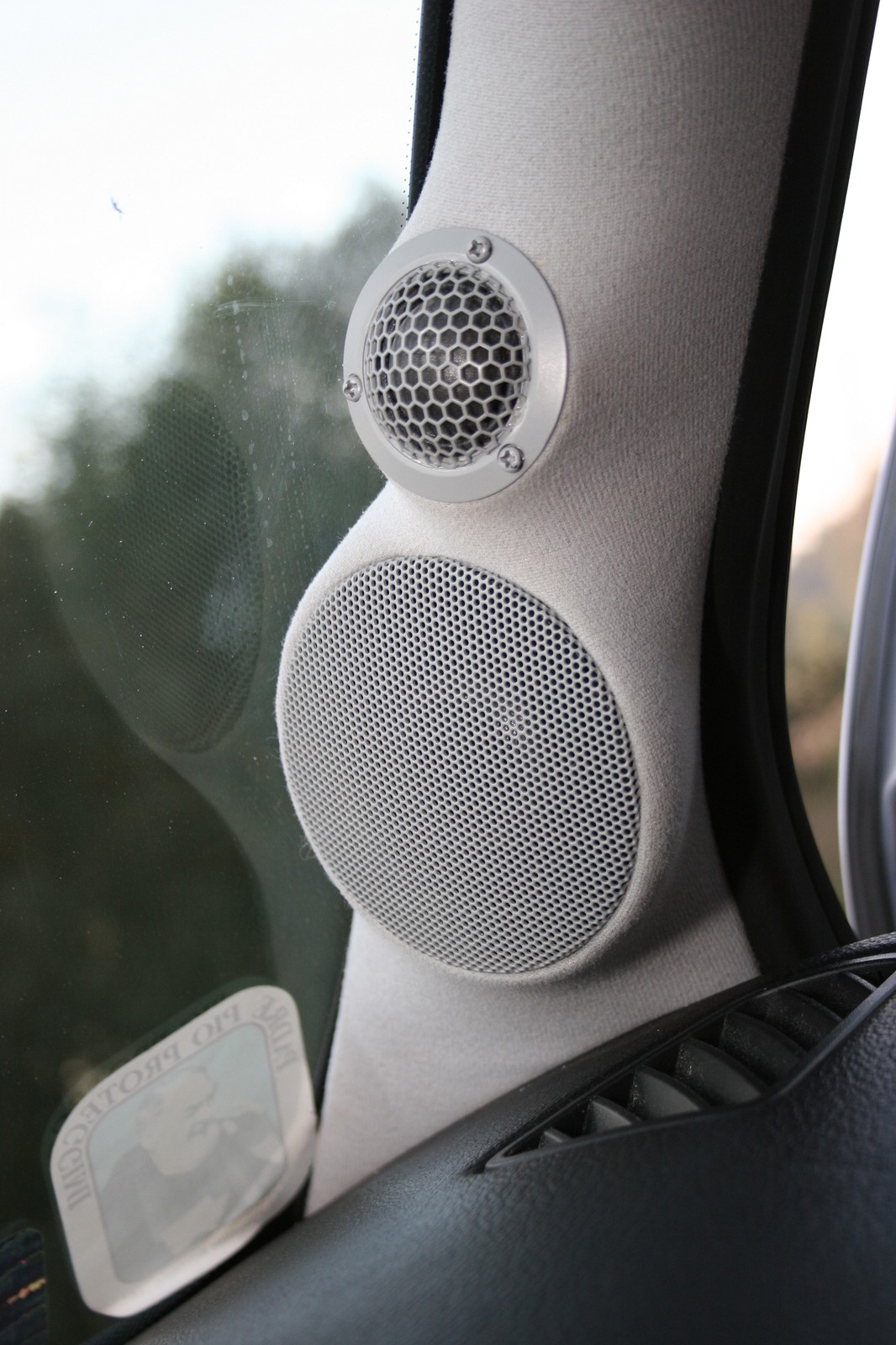 Opel Astra II. W słupku zmieszczono tweeter i głośnik średniotonowy