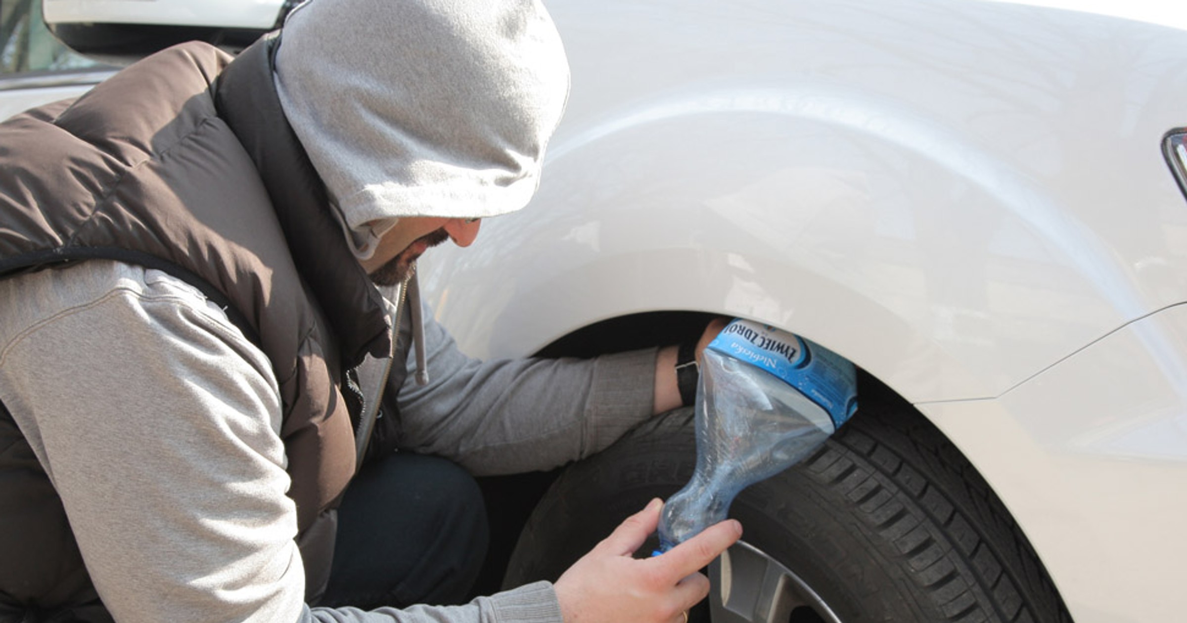 Nowy sposób kradzieży aut. Nie daj się złapać ,,na butelkę”