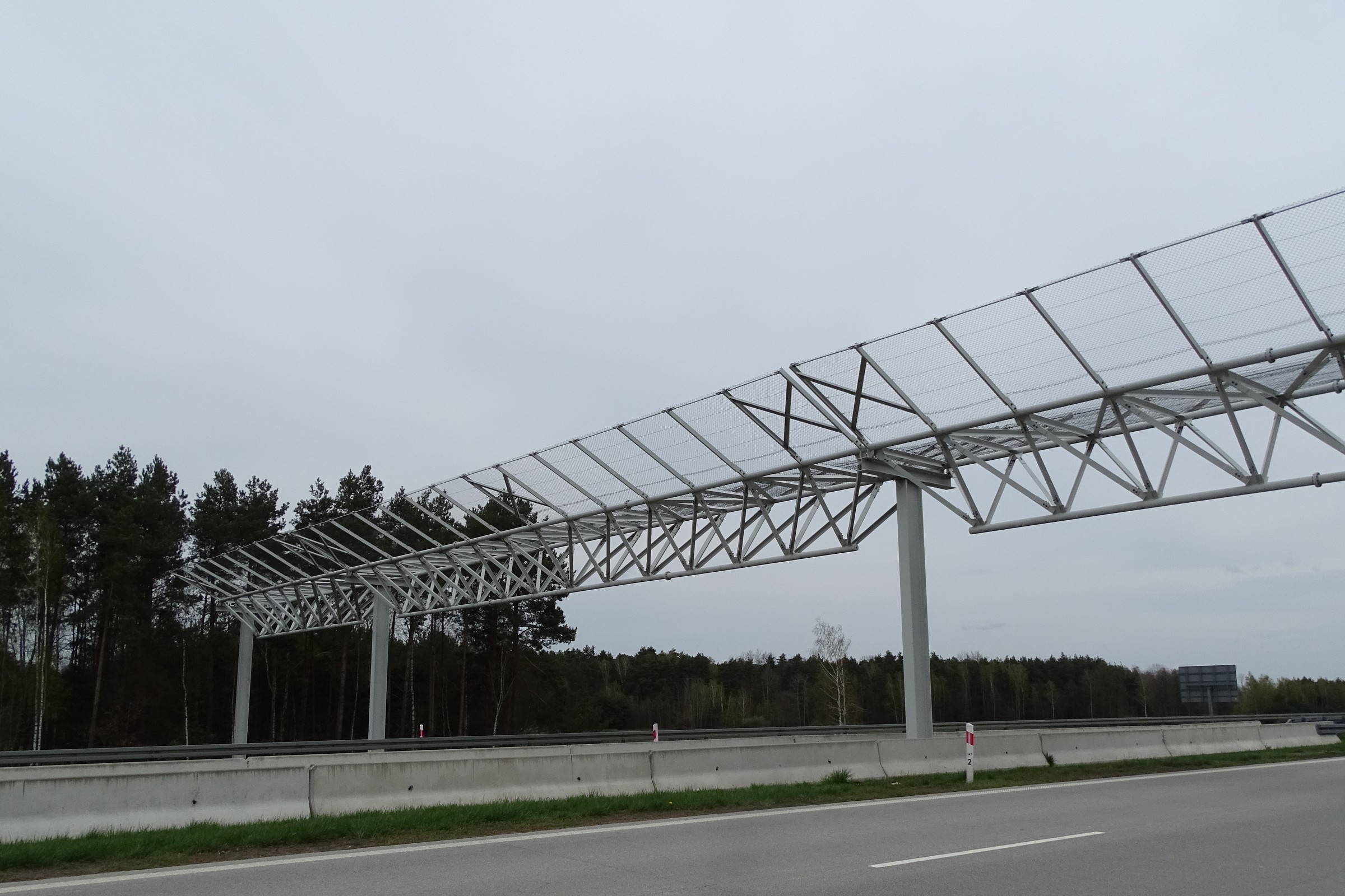 To wcale nie OPP. Co robią wielkie bramownice przy polskich drogach?