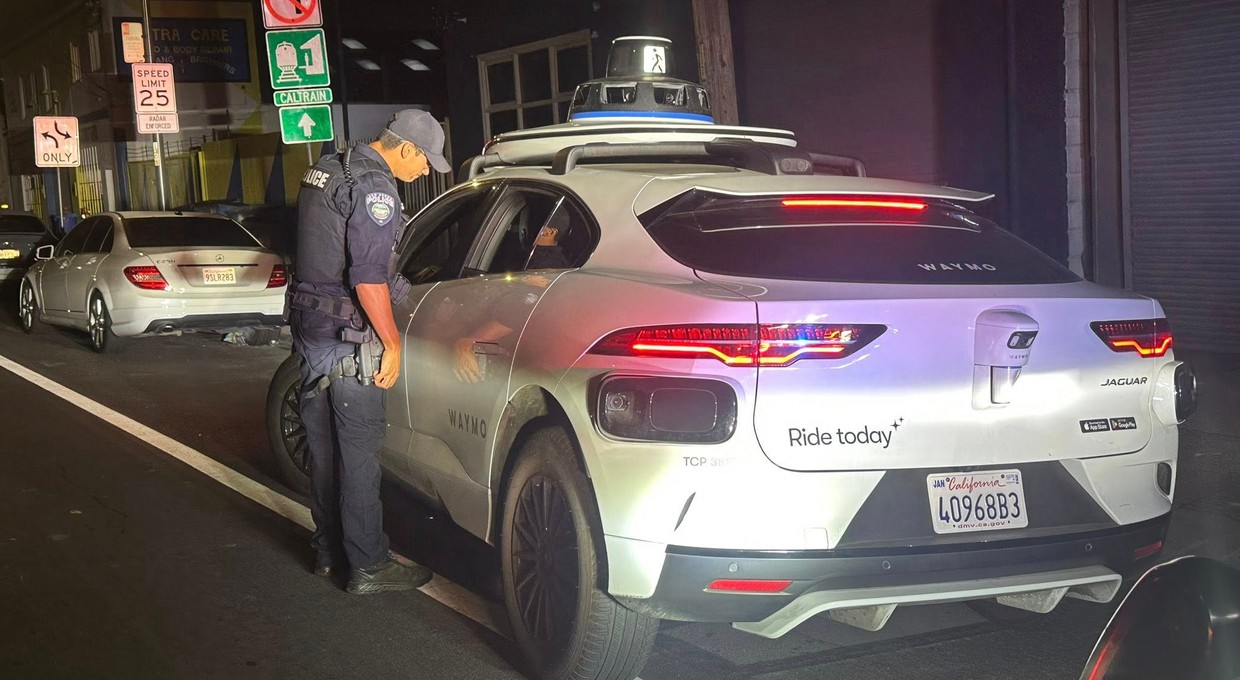 Policjanci z USA chcieli wystawić mandat. Byli w szoku, kiedy zajrzeli do auta