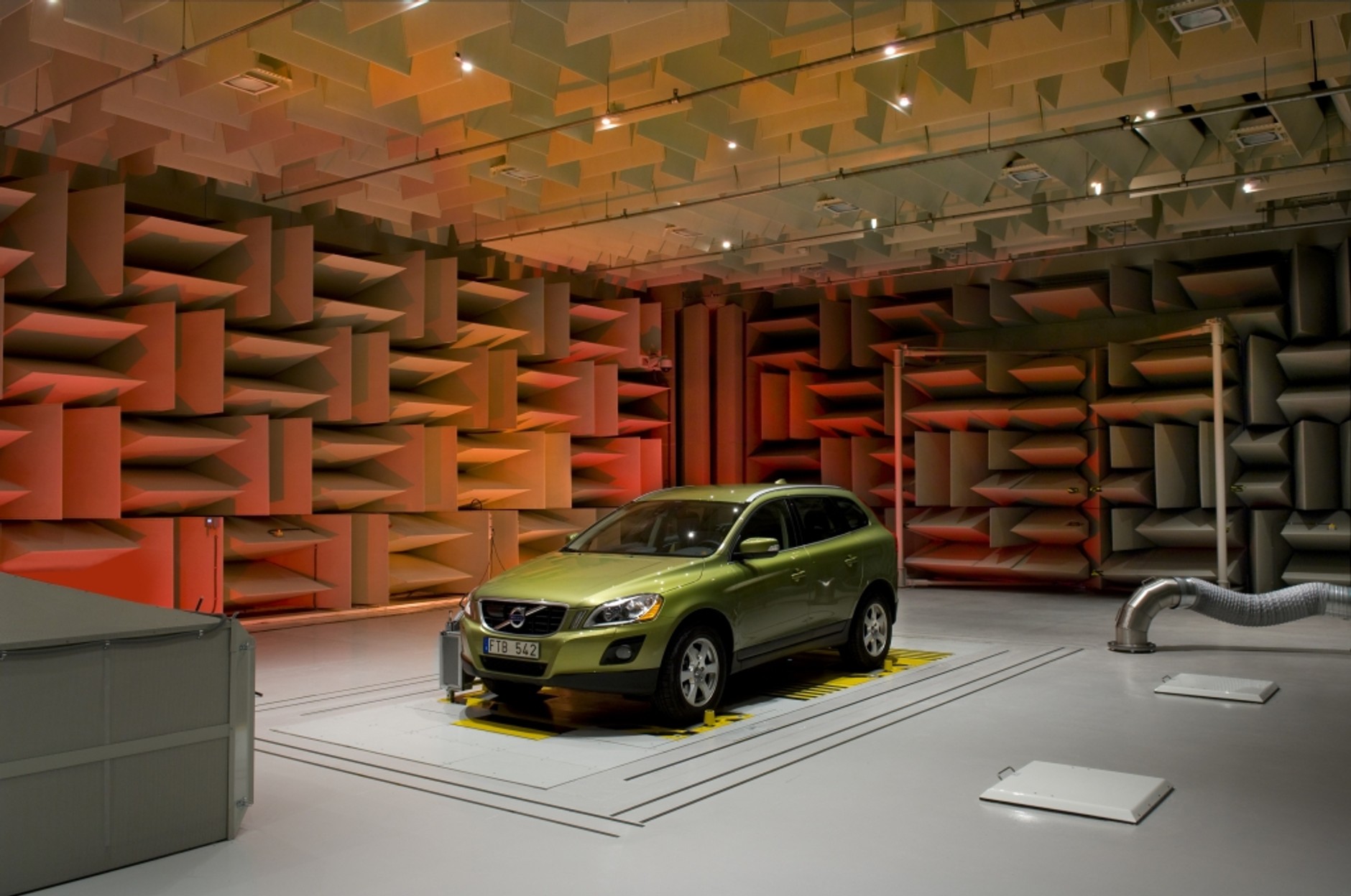 Komora bezechowa. Podstawa do badań nad akustyką samochodu a także emisją hałasu.