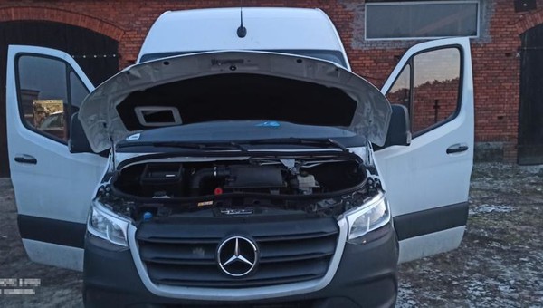 Próbował zalegalizować kradzionego Mercedesa
