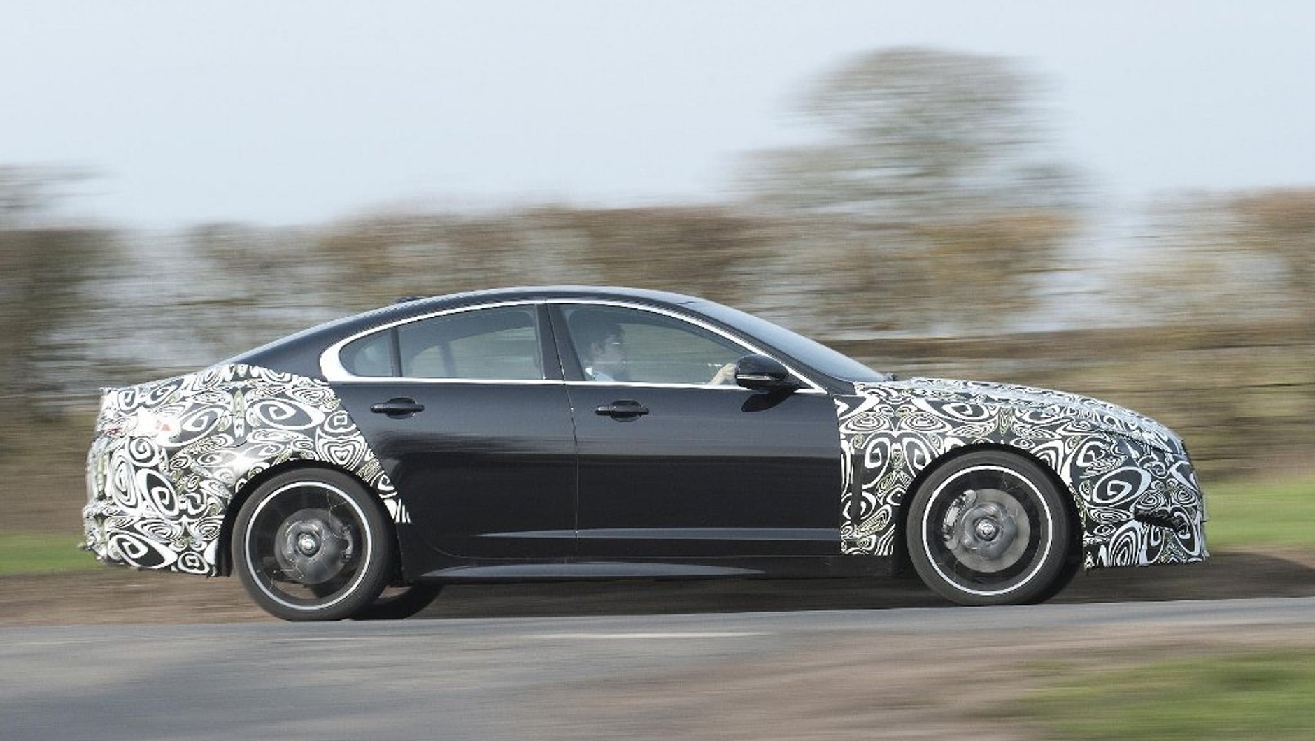 Odświeżony Jaguar XF z nowym Dieslem