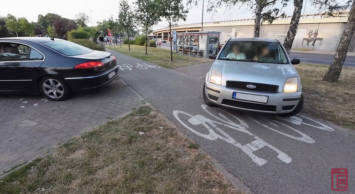 Jazda po chodniku to surowy mandat. Jest od tego tylko jeden wyjątek