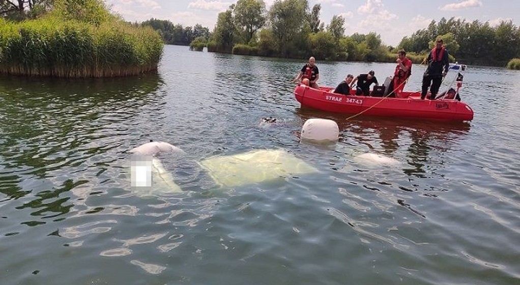 Auto w jeziorze