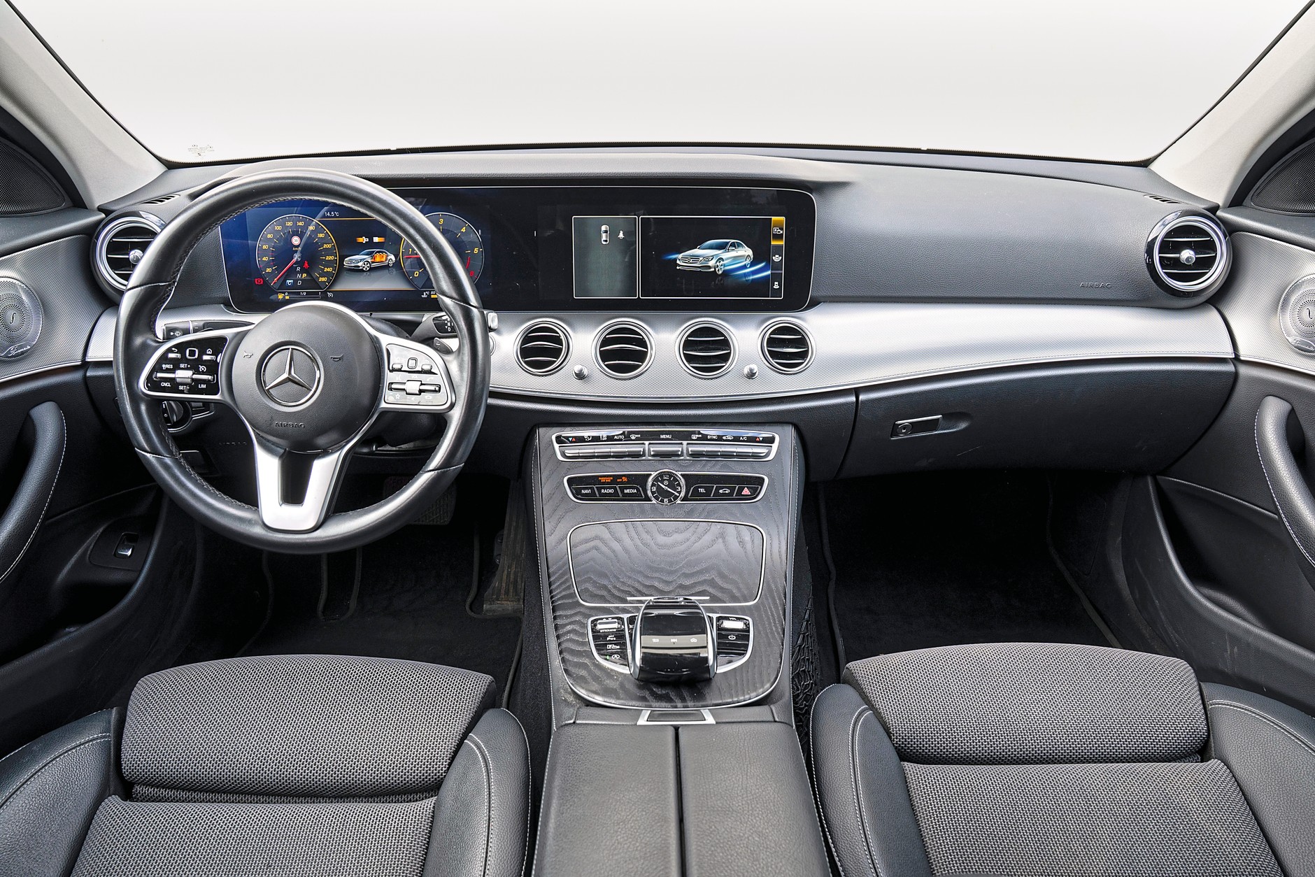 Używany Mercedes E200 (W213): wnętrze prezentuje się niczym w klasie S, ale wykończenie zależy od wybranej wersji.