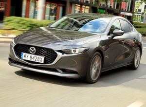 Mazda 3 sedan 2.0 Skyactiv-G 6AT – z ambicjami klasy premium – TEST