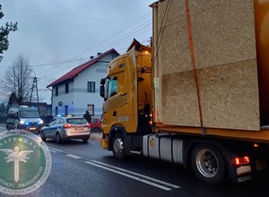 Przewoził komorę baryczną. Nie zmieścił się pod linią energetyczną