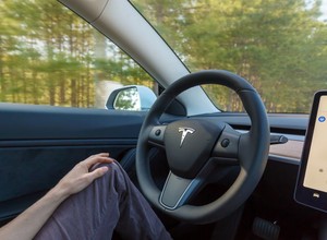 Kierowca Tesli włączył autopilota i odebrał poród w trakcie jazdy