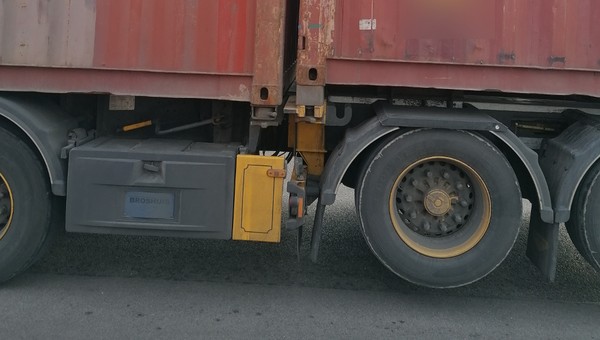 Podłączył do ciężarówki dwie naczepy