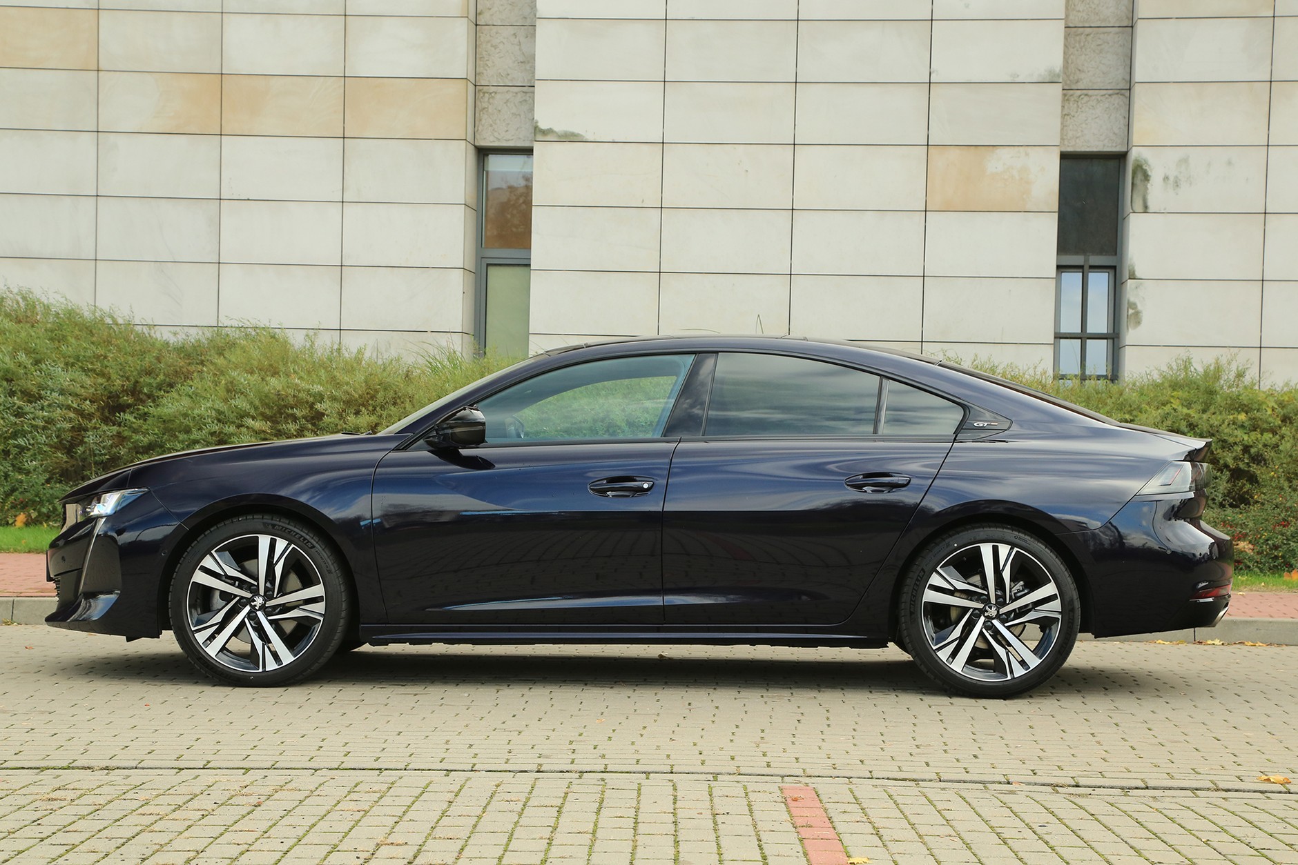 Obok 508 
w wydaniu GTtrudno przejść obojętnie. Zaskakuje rozwiązaniami technicznymi, a także sposobem prowadzenia