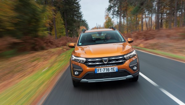 Kochamy Dacię, a Tesli już nie. Kupujemy małe i proste auta