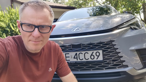 Lexus LBX jest ładnie wykończony, mało pali i dobrze jeździ. Auto dla pań, ale jeździłbym