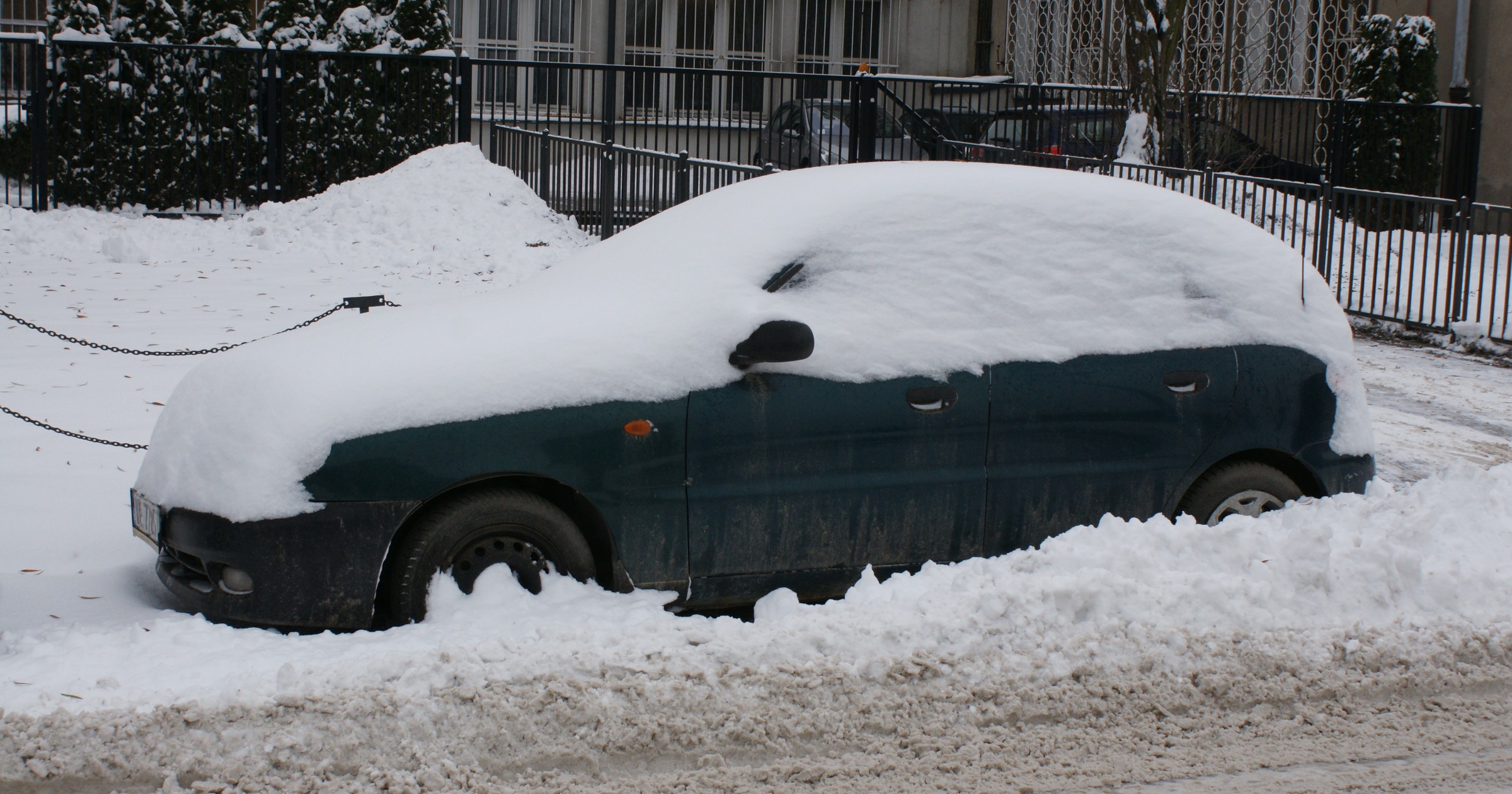 Samochód pod śniegiem