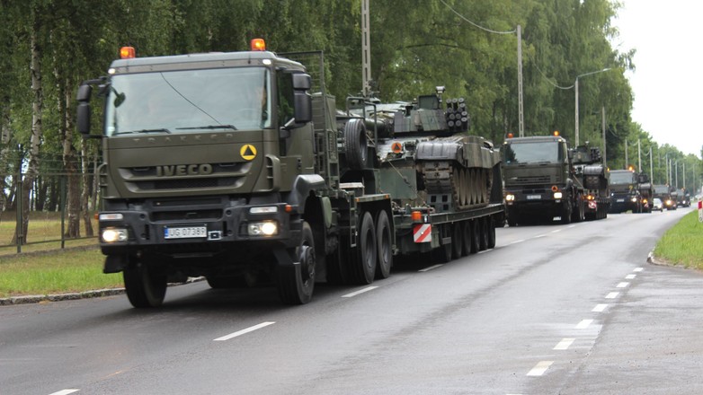 Wyjazd wojskowej kolumny uprzywilejowanej z jednostki 9 Braniewskiej Brygady Kawalerii Pancernej