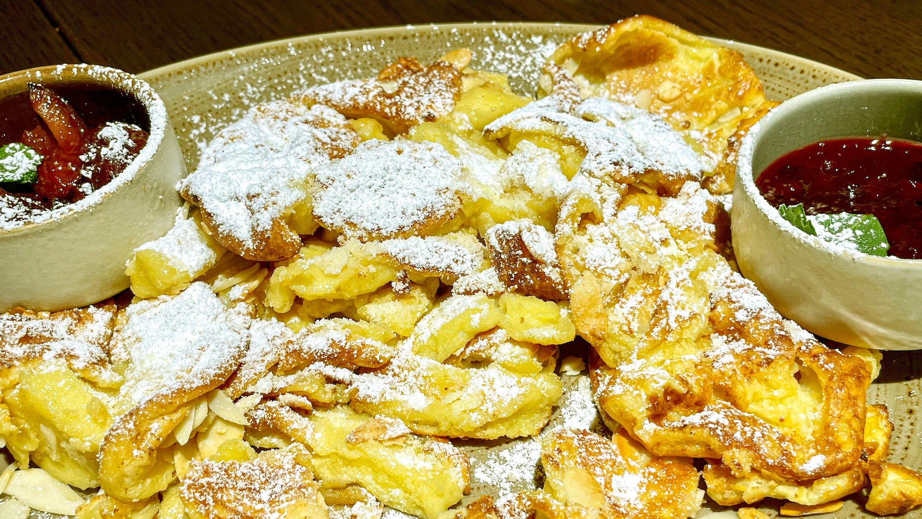 Kaiserschmarren to zwykle olbrzymia porcja, której nie da się zjeść w pojedynkę