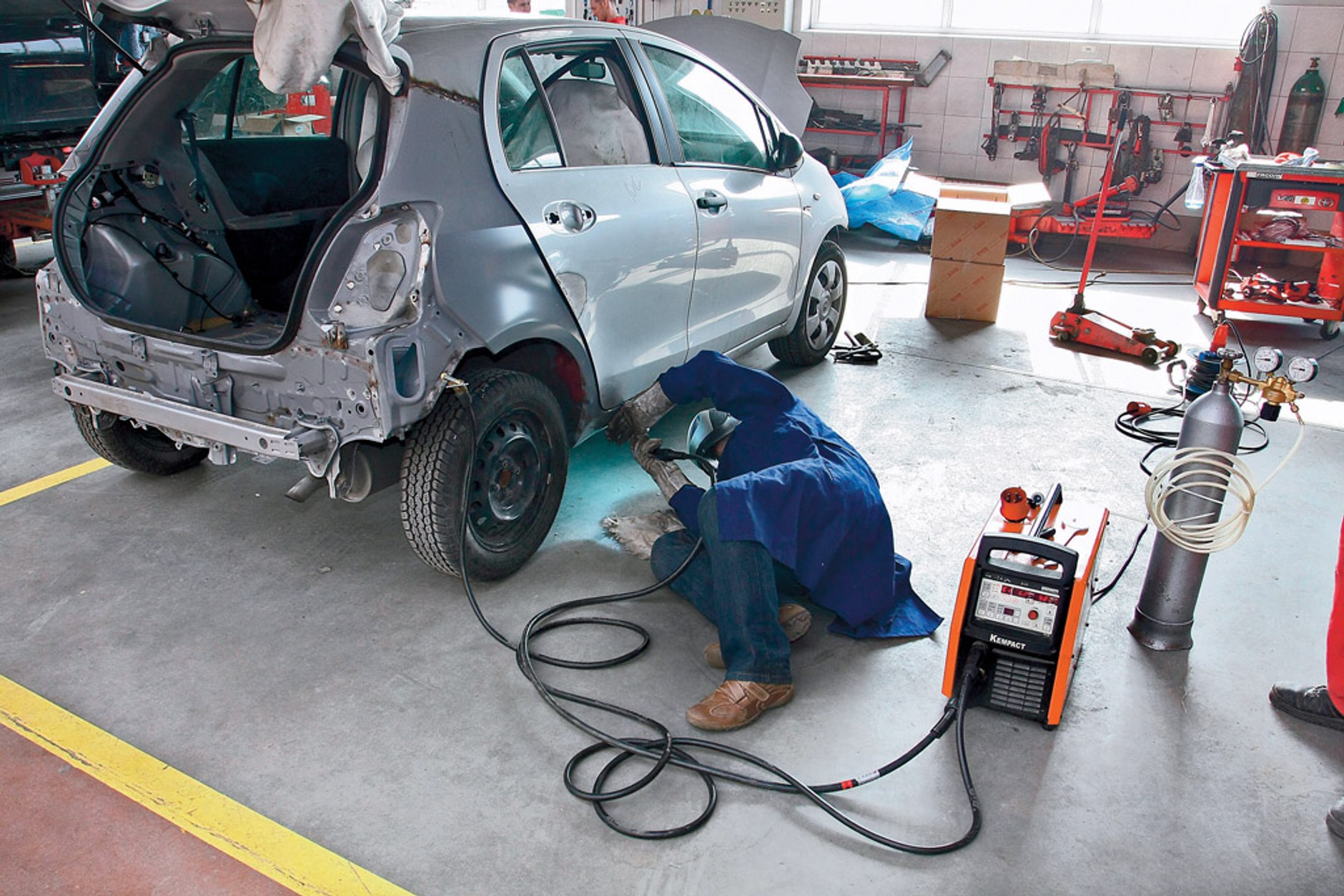 Jak naprawiać auto po wypadku? Odpowiedź jest prosta - porządnie!