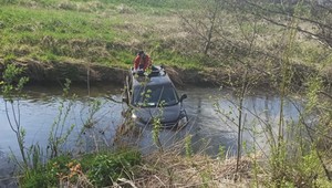 Jechał za szybko i wpadł do rzeki Raduni. Potem dryfował na dachu auta