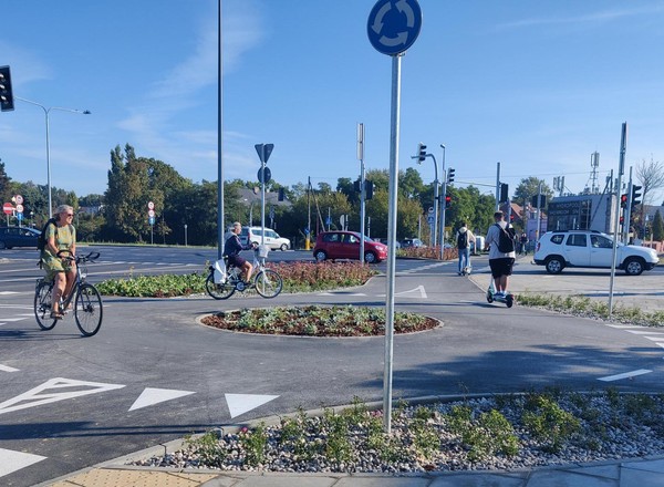 Specjalne rondo dla rowerów. Tłumaczymy, jak po nim jeździć