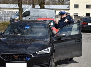 Nieoznakowany radiowóz grupy Speed stał się sławny z powodu tablicy rejestracyjnej. Co to za auto?